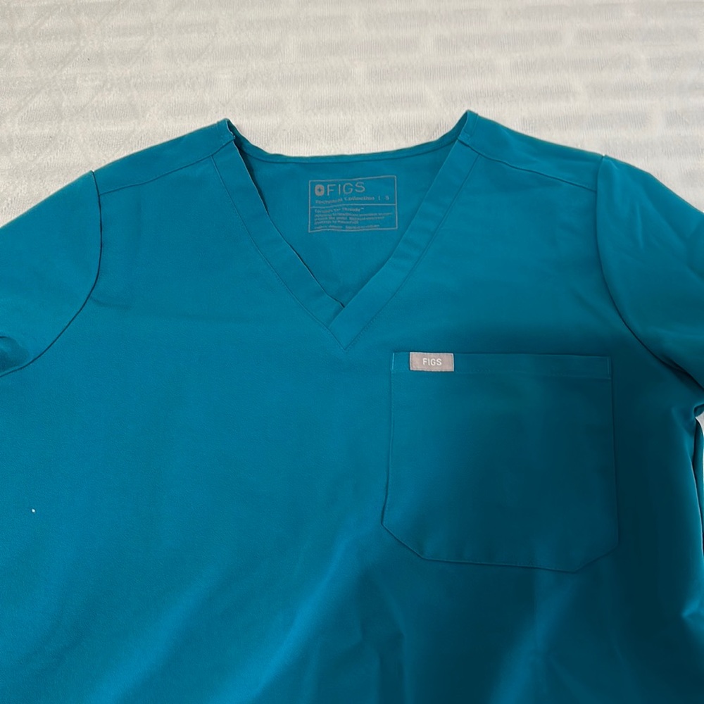 Figs scrub top